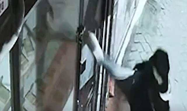 Kapı camını tekmeyle kırıp girdikleri iş yerinden 100 bin liralık telefon çaldılar