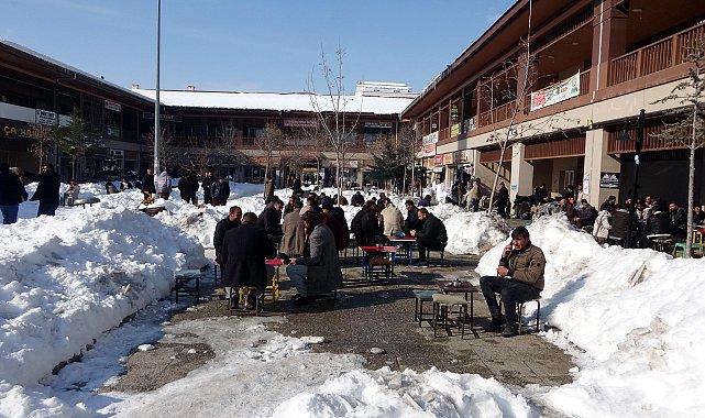 Kar kütlelerinin arasında masa kurup, çay içtiler