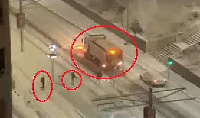 Kar topu isabet eden kar küreme aracı refüje çarptı; o anlar kamerada
