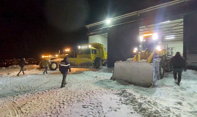 Kar ve tipide mahsur kalan TIR şoförü kurtarıldı