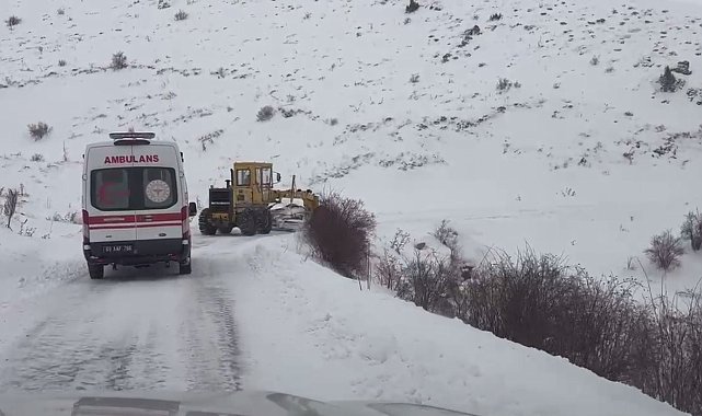 Kara saplanan ambulans iş makinesiyle kurtarıldı