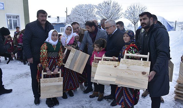 Karda poşetle kayan köy çocuklarına kızak hediyesi