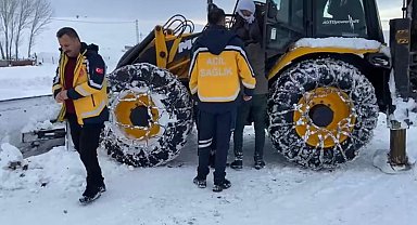 Kardan kapanan köy yolunda hasta, iş makinesiyle ambulansa ulaştırıldı
