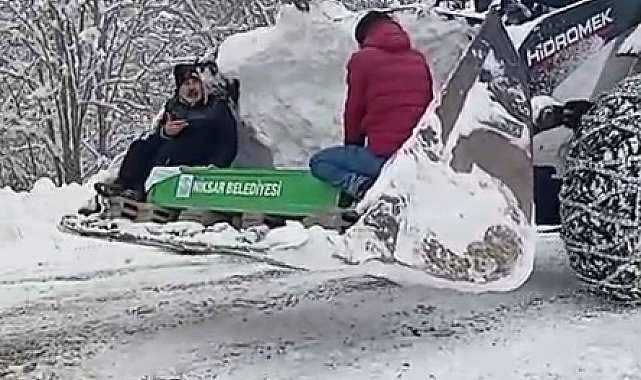 Kardan kapanan yolda cenaze iş makinesinin kepçesinde taşındı; o anlar kamerada
