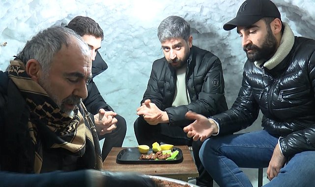 Kardan mekanda çay ve çiğ köfte keyfi