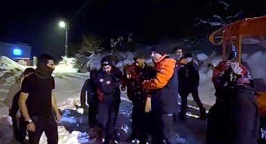 Kardan yolu kapanan köyde rahatsızlanan kadına ekipler ulaştı