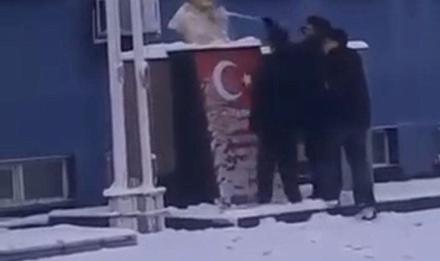 Karla kapanan Atatürk büstünü temizlediler
