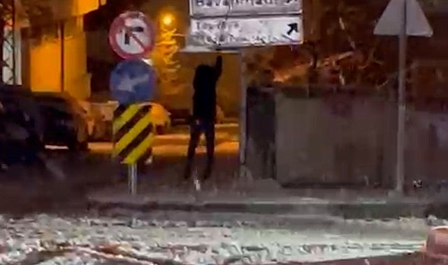 Karla kaplanan trafik levhalarını temizleyen 12 yaşındaki Kadir Emin, takdir toplandı