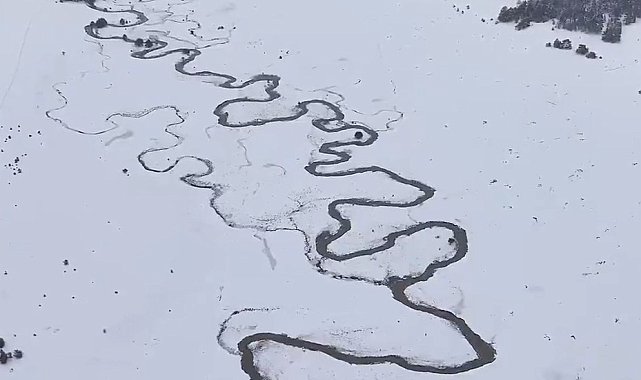 Karla kaplı bölgede menderesler dron ile görüntülendi