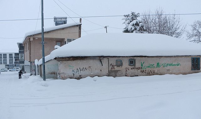 Karlıova'da 30 köy yolu kardan kapandı