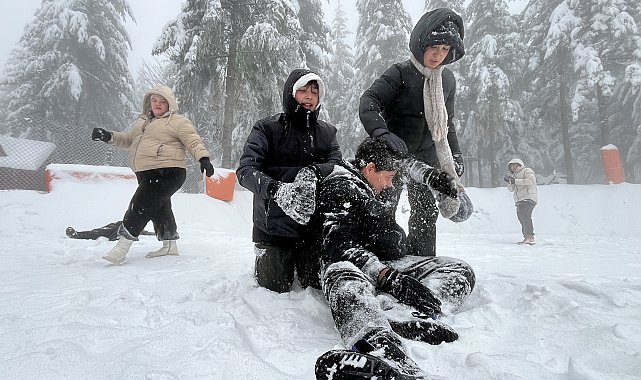 Kartepe'de kar keyfi; tatilciler şambrelle kaydı, kar topu oynadı