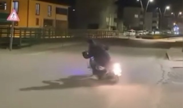 Kasksız sürücünün motosikletle drift attığı anlar kamerada