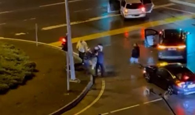 Kazaya karışanlar, sürücüyü darbetti; 3 gözaltı