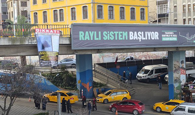 Kendisini dolandırdığını öne sürdüğü kişileri afişle teşhir etti