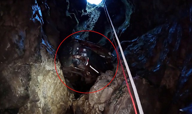 Keşif için girdikleri mağarada hurda otomobille karşılaştılar