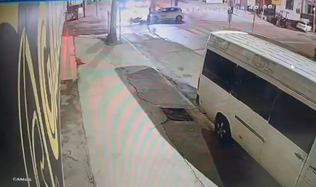 Kırmızı ışıkta geçen motosikletle otomobilin çarpıştığı kaza kamerada: 2 yaralı