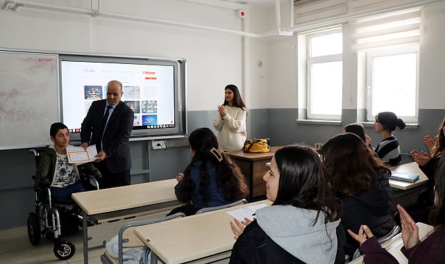 Kol ve bacakları olmayan Nakşin'e okulda alkışlı karne sürprizi