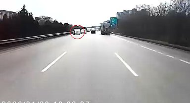 Kontrolünü kaybettiği aracıyla TIR'a çarpmaktan son anda kurtuldu