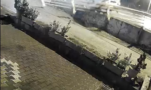 Korkuluğa çarpan otomobilin sürücüsü kaçtı; kaza kamerada