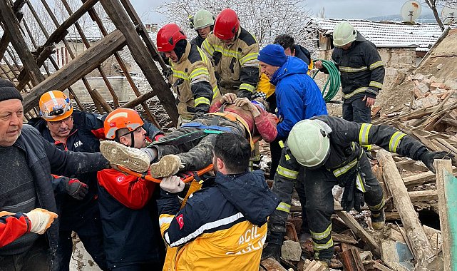 Kütahya'da 2 katlı kerpiç ev çöktü; 1 yaralı