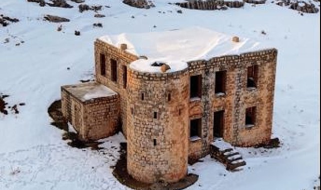 Mardin'de beyaza bürünen tarihi karakol, dronla görüntülendi