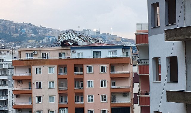 Mardin'de kuvvetli rüzgar 7 katlı binanın çatısını uçurdu