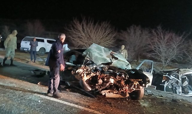 Mardin'de otomobil ile hafif ticari aracın çarpıştığı kazada 3 ölü, 2 yaralı