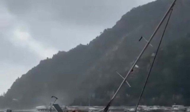 Marmaris'te fırtına; ağaçlar devrildi, yelkenli tekne karaya oturdu