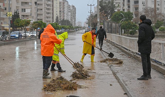 Mersin'de kuvvetli yağış sonrası temizlik çalışması