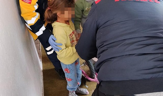 Merve'nin bisiklet zincirine sıkışan parmağını, itfaiye ekipleri kurtardı