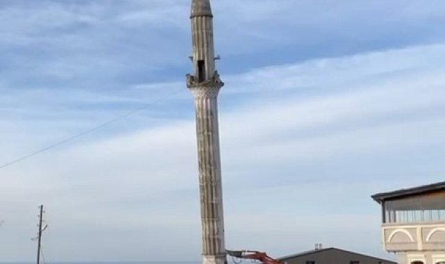 Minarenin kontrollü yıkımı kamerada