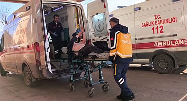 Minibüsün otomobile çarptığı kaza kamerada; 1'i çocuk, 4 yaralı