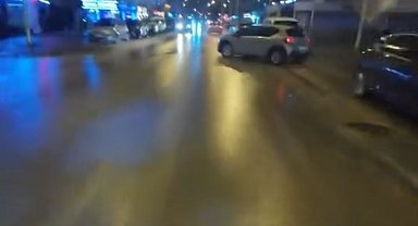 Motosikletin aniden yola çıkan cipe çarptığı kaza kask kamerasında