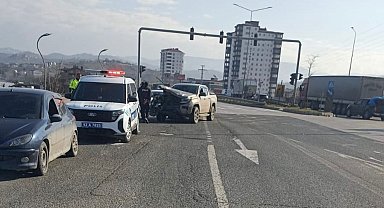 Ordu'da kamyonet ile ışık ihlali yapan hafif ticari araç çarpıştı; 2 yaralı