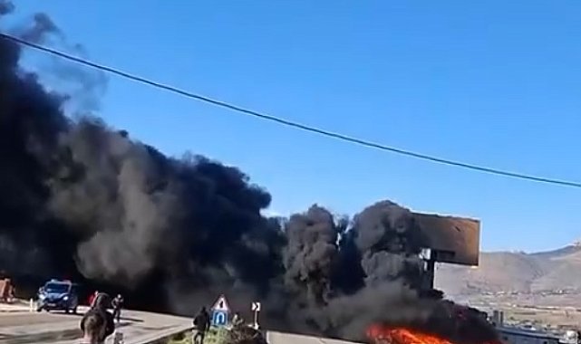 Oto lastikçide çıkan yangın nedeniyle kara yolunda ulaşım aksadı