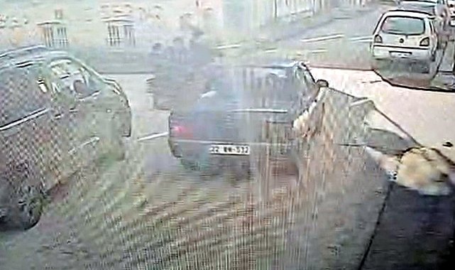 Otomobil, elektrikli bisiklete çarptı; kaza kamerada, 3 yaralı