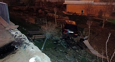 Otomobil, kafenin bahçesine uçtu