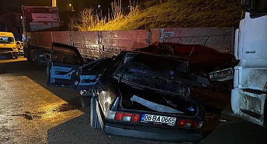 Otomobil, park halindeki TIR'a çarptı: 1'i ağır, 2 yaralı