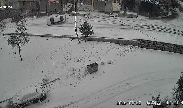 Otomobilin duvara çarpıp devrildiği kaza kamerada
