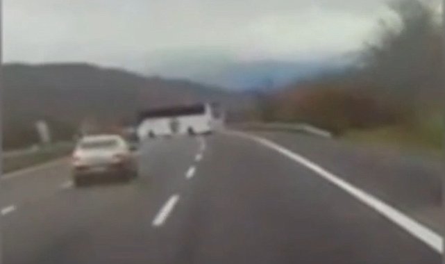 Otomobiliyle, 'U' dönüşü yapan otobüse çarpmaktan son anda kurtuldu