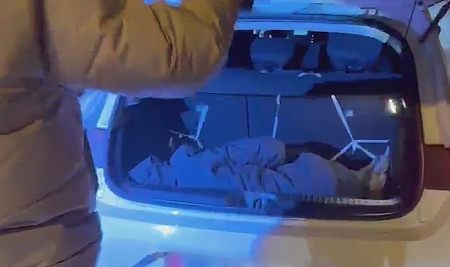 Otomobillerin bagajında 2 kaçak göçmen yakalandı
