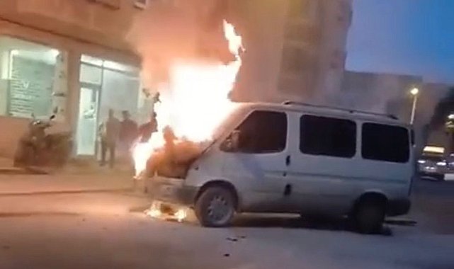 Park halindeyken motor kısmından alev alan minibüs yandı