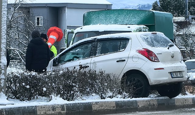 Refüje çıkan otomobilin sürücüsü yaralandı