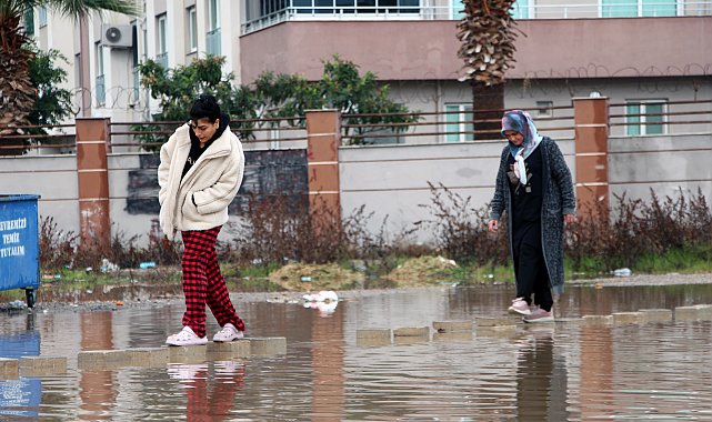 Rögarı olmayan sokak yağmur suyuyla doldu; sitede yaşayanlar yola taş döşeyip ulaşımı sağladı