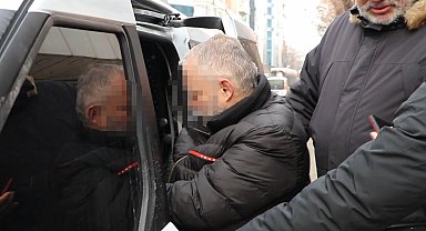 Sahte altınları bozdurmak isterken yakalandı