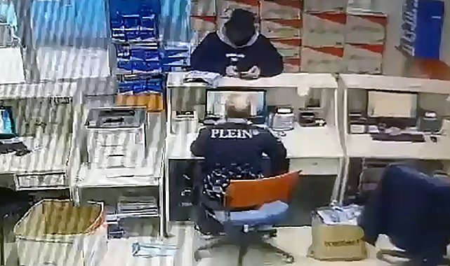 Satın almak için anlaştıkları cep telefonlarını, sahte kimlikle kargo firmasından alarak dolandırdılar