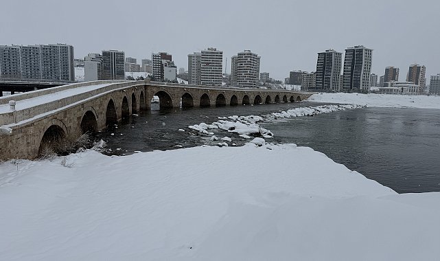 Sivas'ta 637 yerleşim yeri yolu kardan kapandı