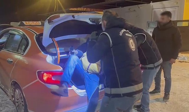 Taksinin bagajından 2 kaçak göçmen çıktı