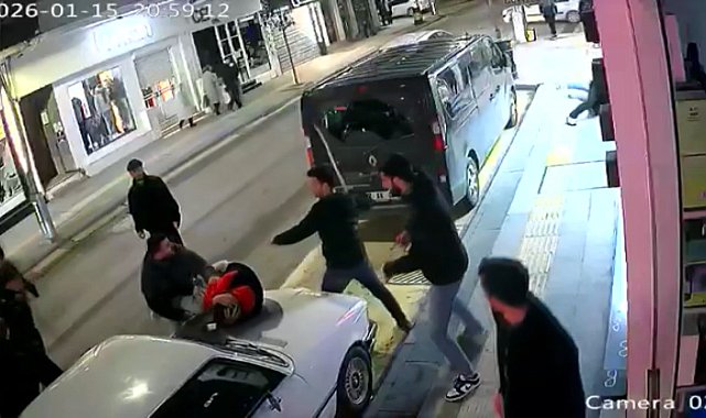 Tartıştığı müşterisi ve arkadaşları tarafından darbedildi; o anlar kamerada