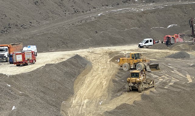 Taş ocağı sahasında devrilen kamyonun şoförü öldü